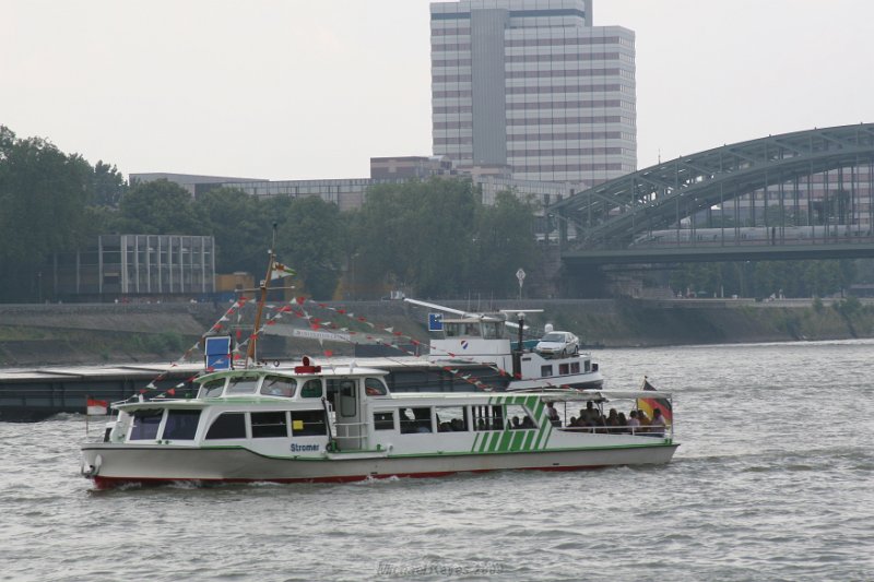 IMG_3491.JPG - Rhine river boat with Railroad bridge Crossing to Cologne