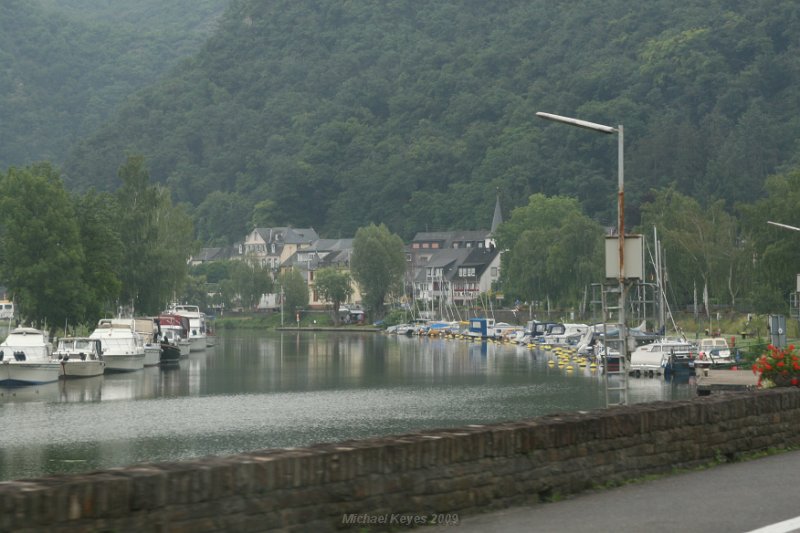 IMG_4446.JPG - Crossing the river toward Alken for Dinner