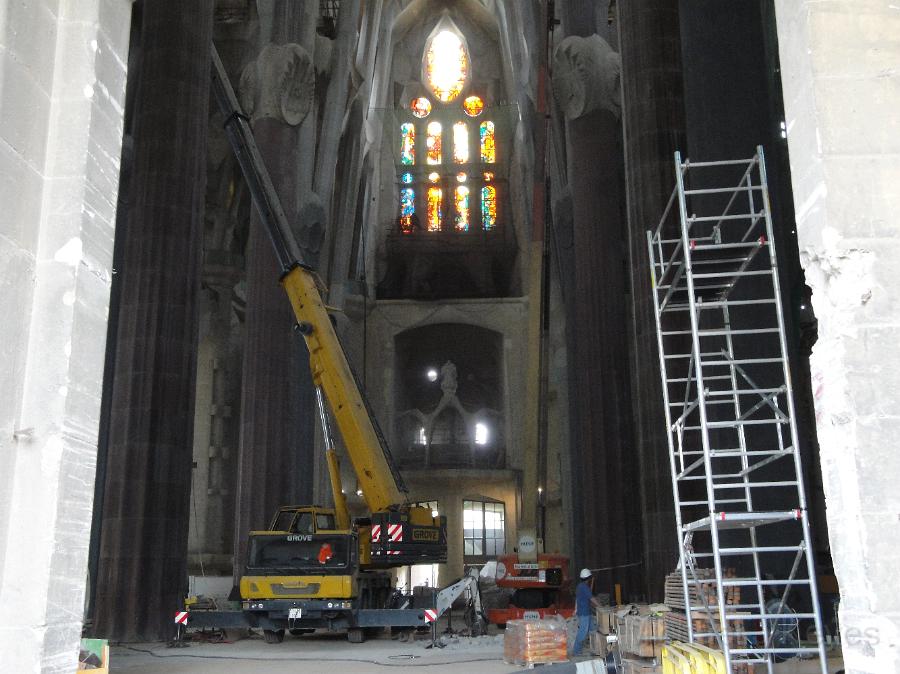 DSC01189.JPG - Sagrada Familia, Cranes and Scaffolding Inside