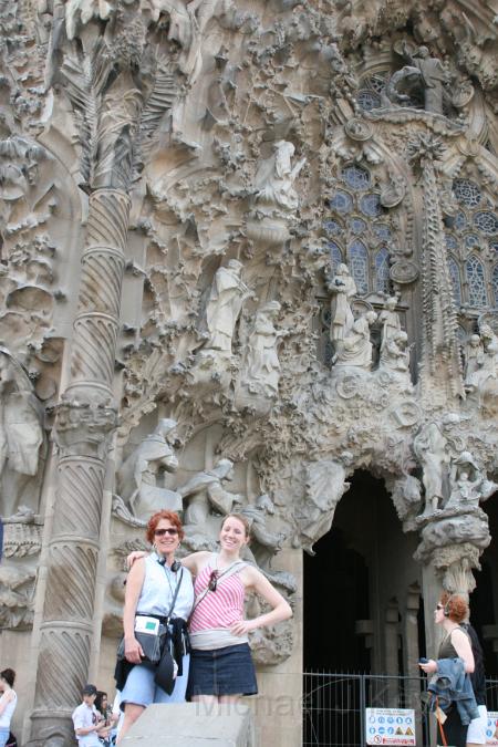 IMG_6041.JPG - Lillia and Lee with Nativity Facade in the background