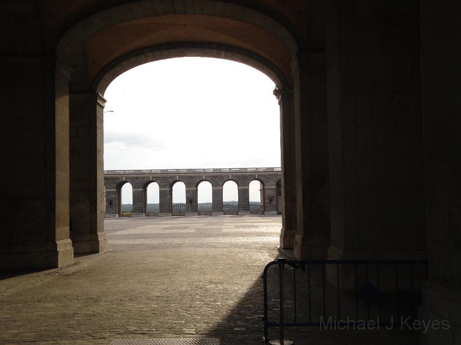 DSC01485.JPG - Archway near the Palacio Real