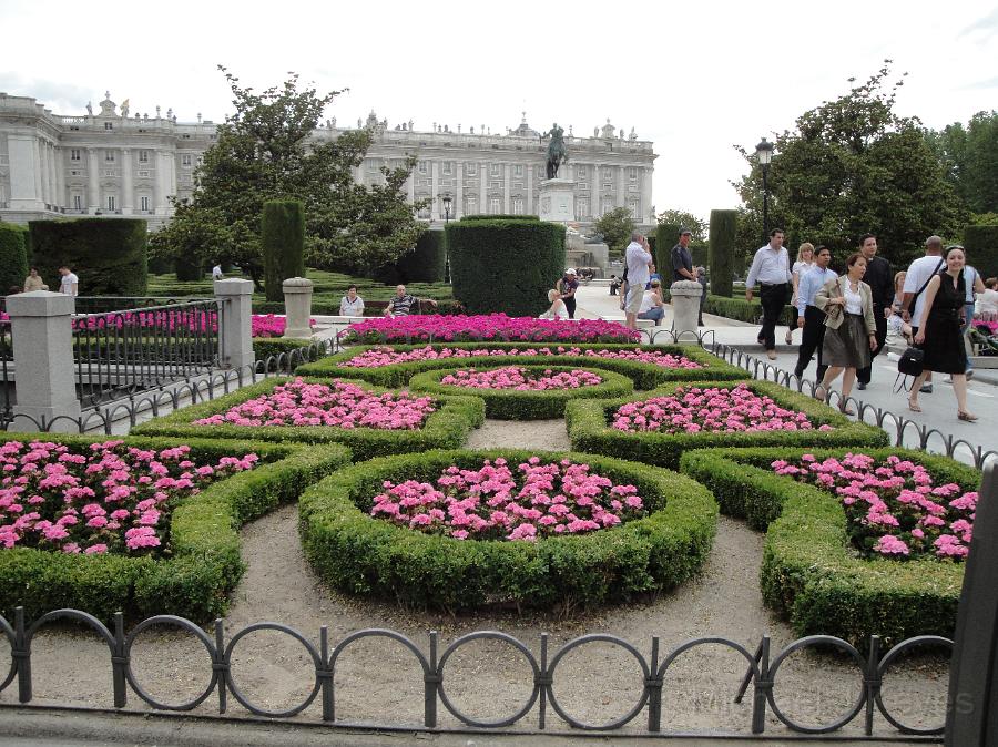 DSC01511.JPG - Flower Beds near Palacio