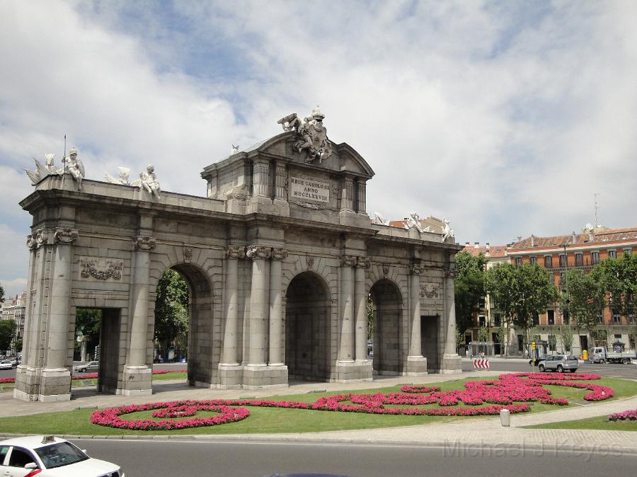 DSC01525.JPG - Puerta de Alcalá stands at Plaza de la Independencia in Madrid