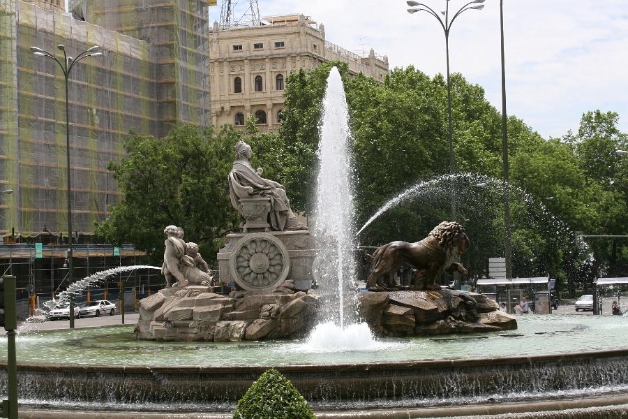 IMG_6959.JPG - Fountain of Cibeles, part of the square with the same name, It represents a deity, a protector of the people, on a cart pulled by powerful lions.