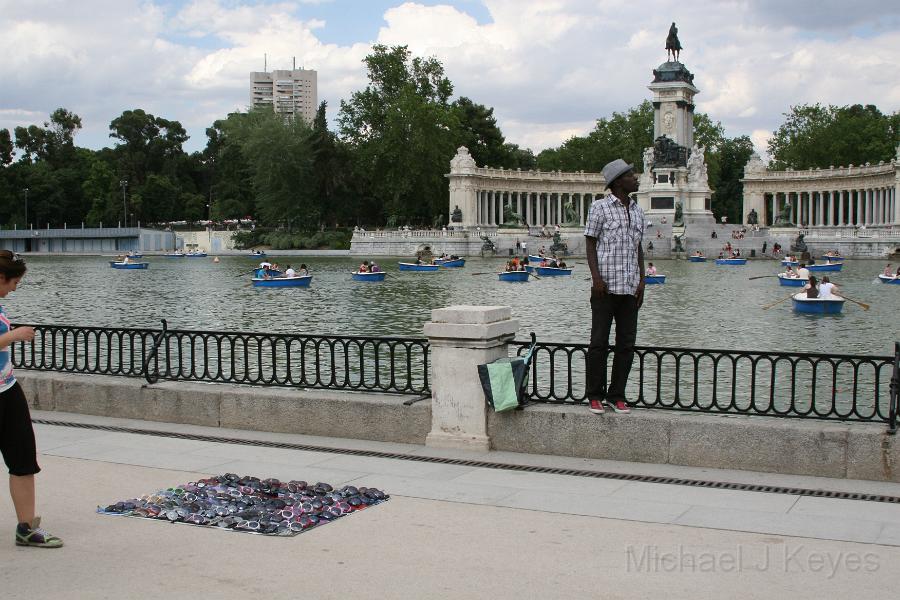 IMG_7201.JPG - Street vendor on watch , Retiro Park