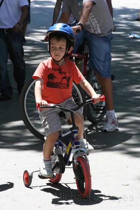 IMG_8062.JPG - Young Tike on Bike