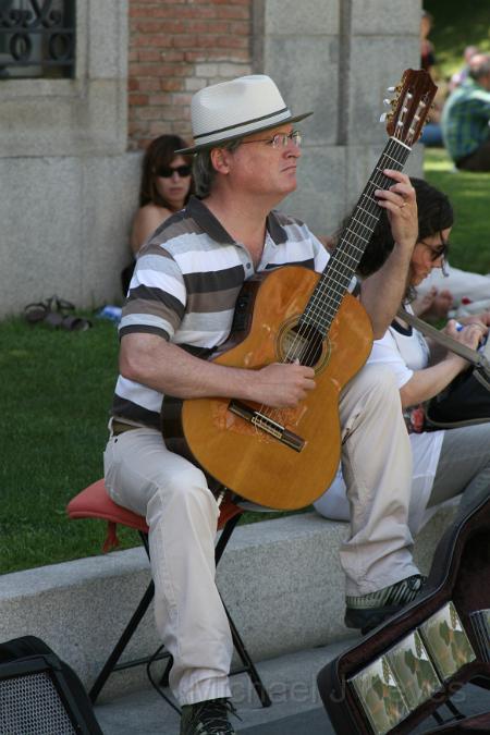 IMG_8260.JPG - Guitar Player near Prado