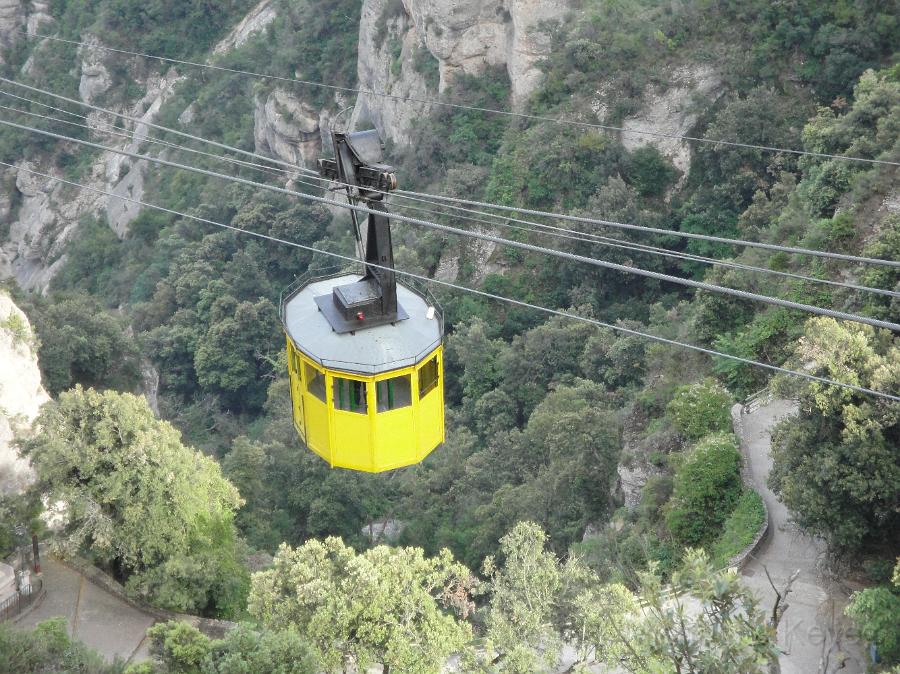 DSC01092.JPG - Cable Car is another way to reach Montserrat