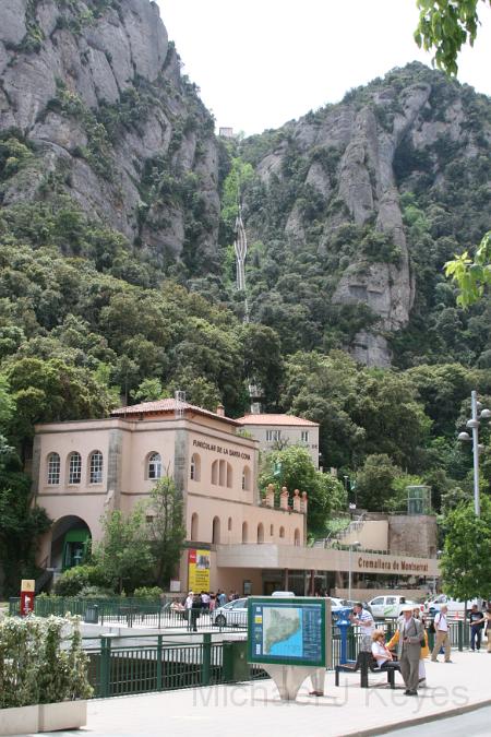 IMG_5652.JPG - Buildings include stores and resataurants, with the Furnicular to St Joan in the background