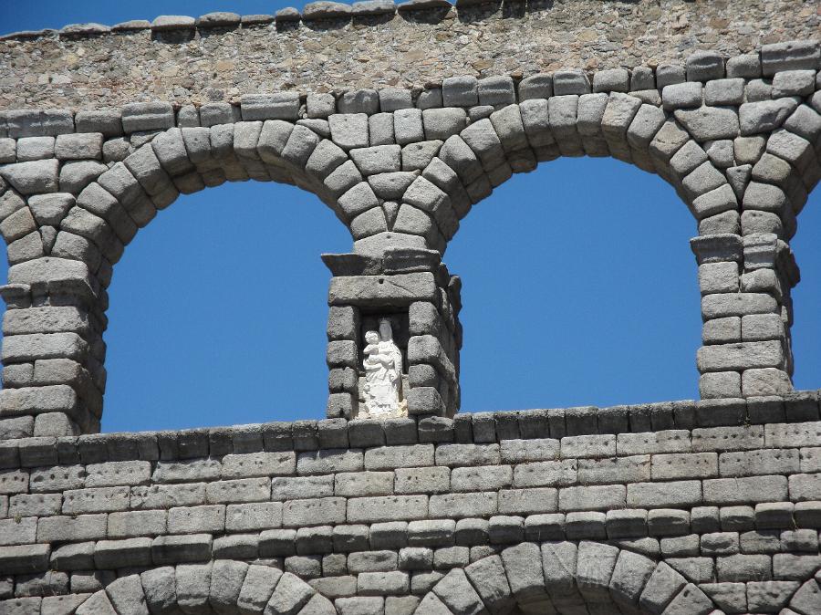 DSC01610.JPG - Segovia's aqueduct is one of the most significant and best-preserved monuments left by the Romans on the Iberian Peninsula