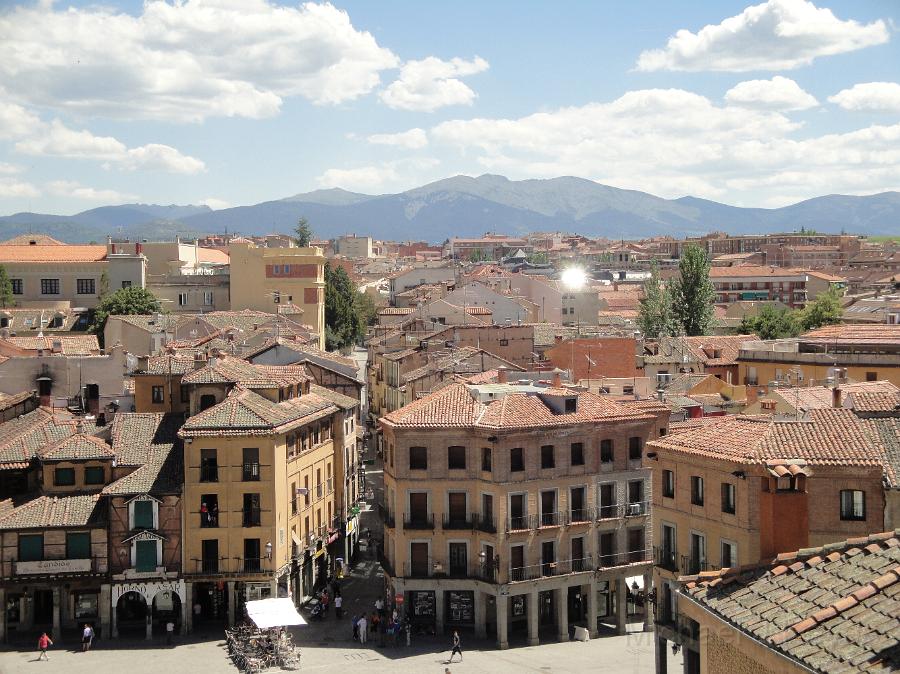 DSC01626.JPG - Segovia, with mountains in background