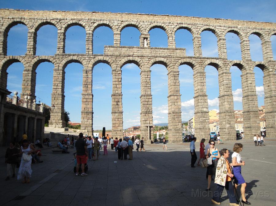 DSC01702.JPG - Central facade of the Aqueduct, is built of unmortared, brick-like granite blocks