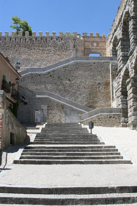 IMG_7329.JPG - Steps leading up to the top of the aqueduct.