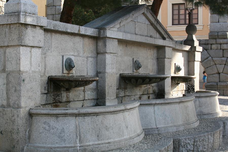 IMG_7508.JPG - Fountains at the entrance to a small park