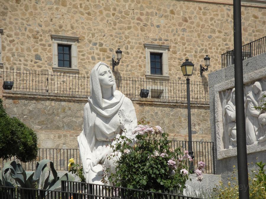 DSC01736.JPG - Statues outside Bibleoteca