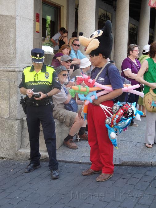 DSC01757.JPG - Mickey Mouse gets a ticket, selling balloons without a license