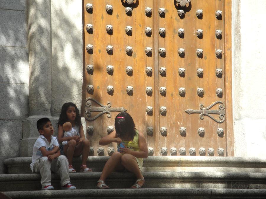 DSC01792.JPG - Children at big  church door steps