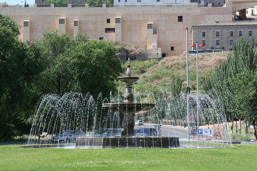 IMG_7627.JPG - Fountain in Roundabout on the walk from Train station to Toledo