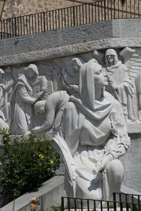 IMG_7743.JPG - Statues outside the Biblioteca