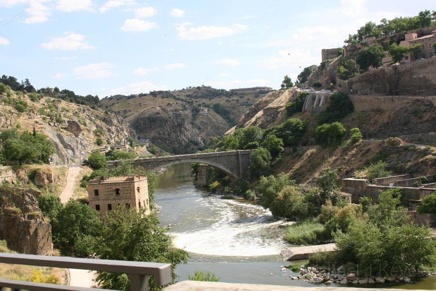 IMG_7971.JPG - River below toledo, bridge to alcazar