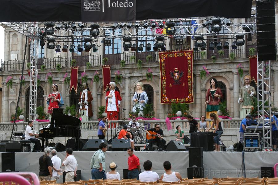 IMG_8015.JPG - Setting up the stage for Flamenco under the stars show in Toledo