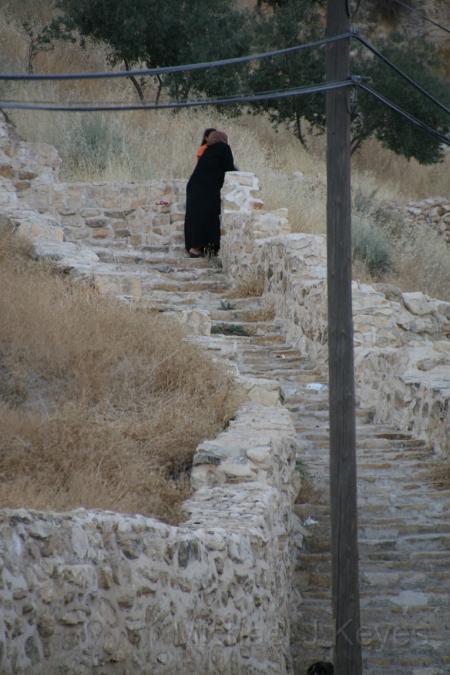 IMG_6671.JPG - Neighborhood women near El Amir Castle