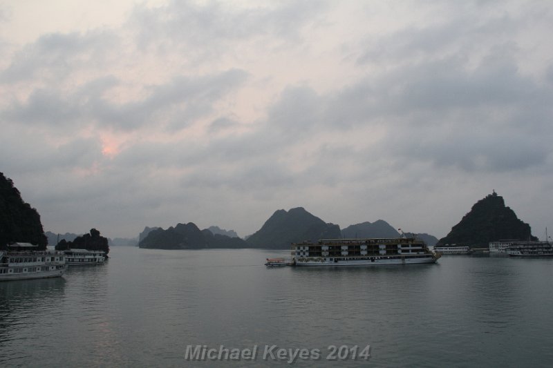 IMG_8205.JPG - Neighboring Boats