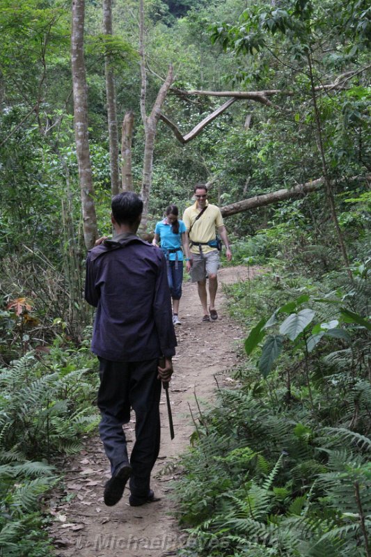 IMG_8447.JPG - But not fr long, just a Short Walk in the woods to visit a cave, We met this man with a Machete