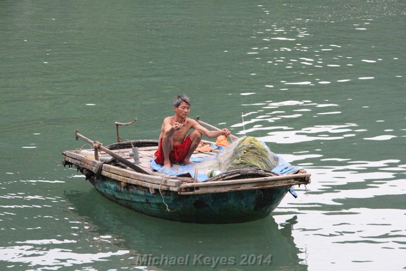 IMG_8537.JPG - Fisherman with nets and bamboo boat