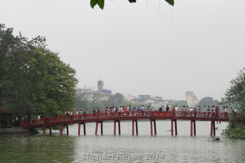 IMG_7126.JPG - Hoan Kiem Lake, bridge to  Ngoc Son Temple