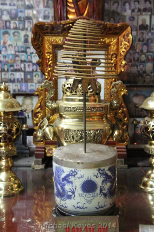 IMG_7460.JPG - Tran Quoc Temple, Spiral of incense 