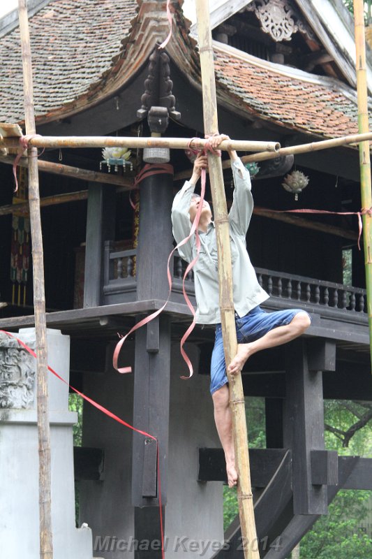 IMG_7526.JPG - Building Bamboo Scaffolding at  One Pillar Pagoda