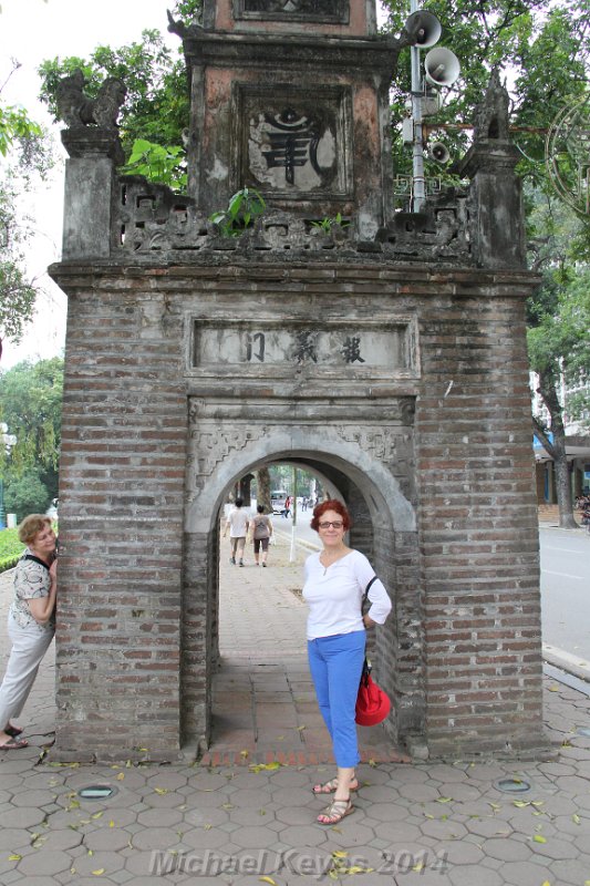 IMG_7623.JPG - Lee and Barbara at Hoan Kiem Lake