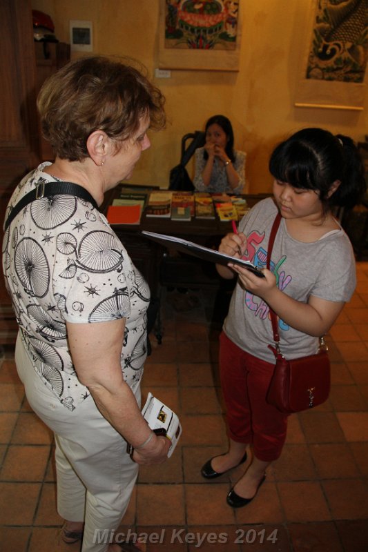 IMG_7669.JPG - Students practice English administer a questionaire to a famous Tourist