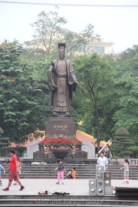 IMG_7712.JPG - Statue of the late king Ly Thai To, in Park near Hoan Kiem 