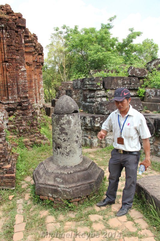 IMG_0199.JPG - Look here, This stone linga is dated to the 10th century. It stands next to the temple.