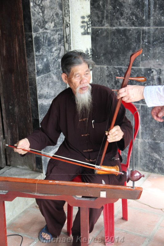 IMG_9064.JPG - Musical demonstration, Dan Nhi 2 String Fiddle 