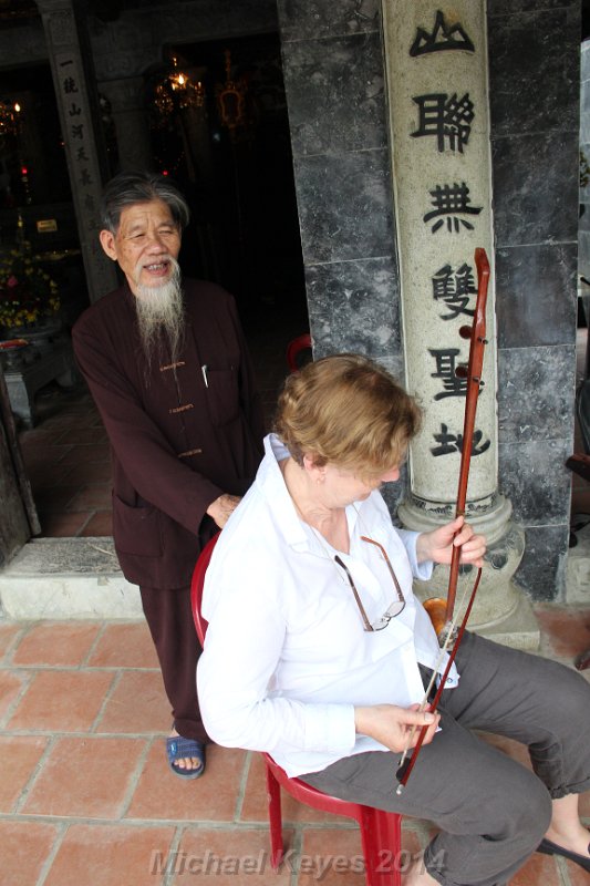 IMG_9073.JPG - Barbara takes a try, Dan Nhi 2 String Fiddle 