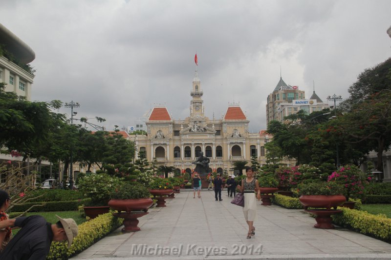 IMG_0812.JPG - Officially known as the Hochiminh City People's Committee Building, the Saigon Town Hall was first known as the Hotel de Ville when it was completed in 1908. The building stands at one end of Nguyen Hue Boulevard on The Le Thanh Ton Street