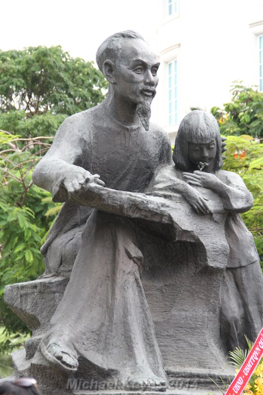 IMG_1087.JPG - statue of Ho Chi Minh reading a book to a child sitting in his lap