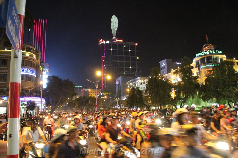 IMG_1515.JPG - Night time In saigon