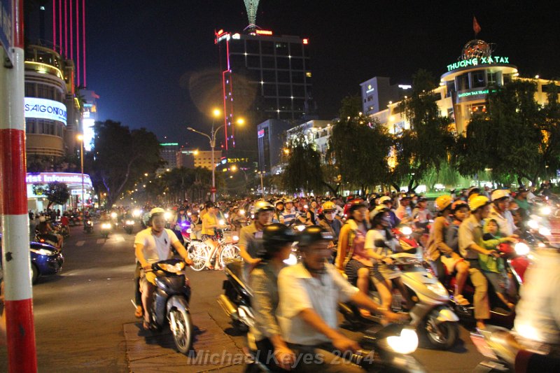 IMG_1516.JPG - Night time In saigon