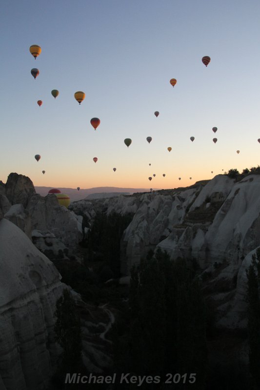 IMG_5061.JPG - Valley and balloons