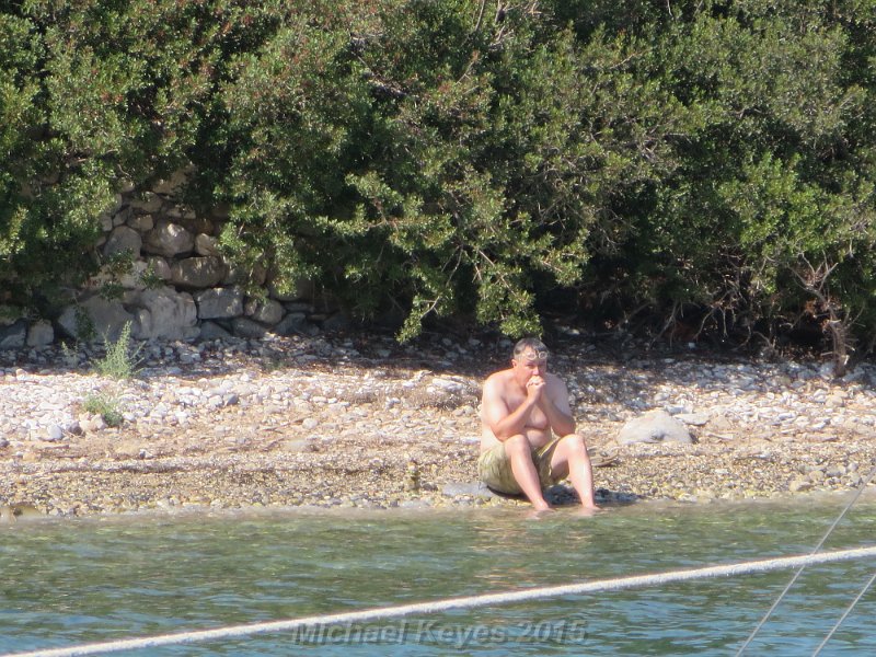 IMG_4525.JPG - This was my first swim away from the boat.   It was a rather long swim, Lee is using the zoom.   I had no water shoes, and the Rocks Hurt. 