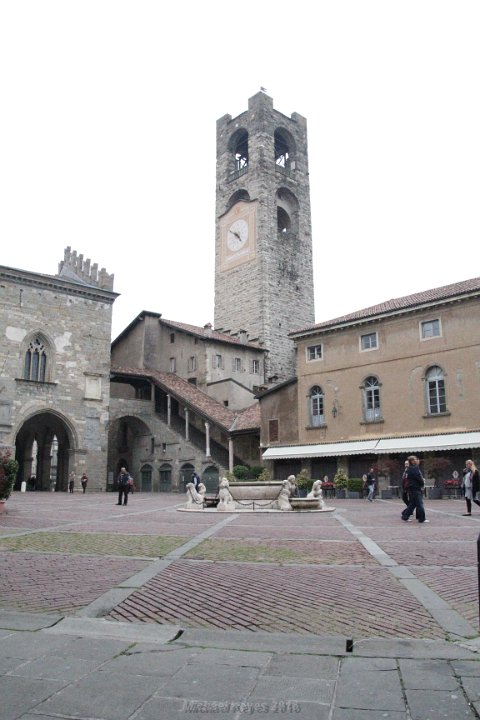 IMG_1556.JPG - Piazza Vecchia, the beautiful square at the heart of Citta Alta Bergamo