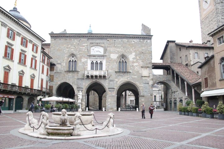 IMG_1557.JPG - 12th century Palazzo della Ragione (Palace of Reason), an imposing presence at the southern end of the piazza.