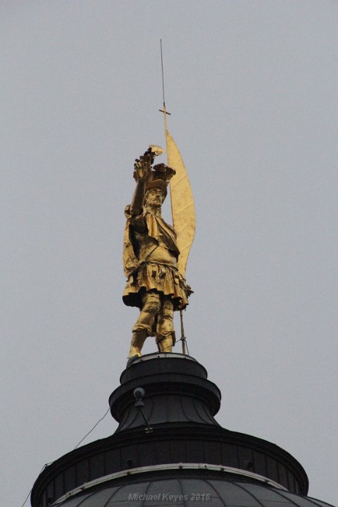 IMG_1558.JPG - Look up for gold above  Il Duomo