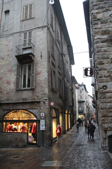 IMG_1582.JPG - Via Colleone is filled with many shops