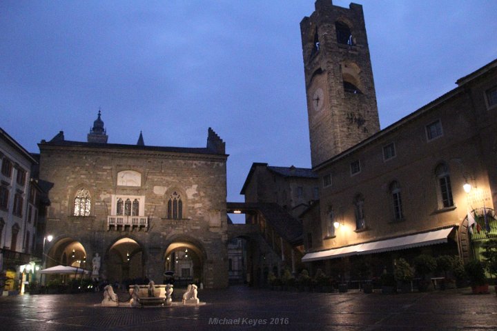 IMG_1589.JPG - Piazza Vecchia near dusk . 