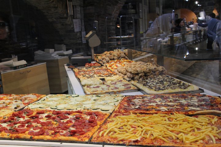 IMG_1627.JPG - Bakery/ Pizza shop on Via Gombito.   My focus is on the sweets rather than the pizza. 